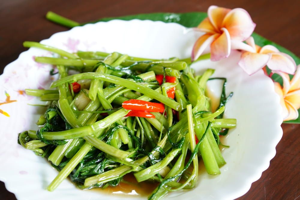 เมนูผัดผักบุ้งไฟแดง รสชาติจัดจ้าน หอมกระเทียม