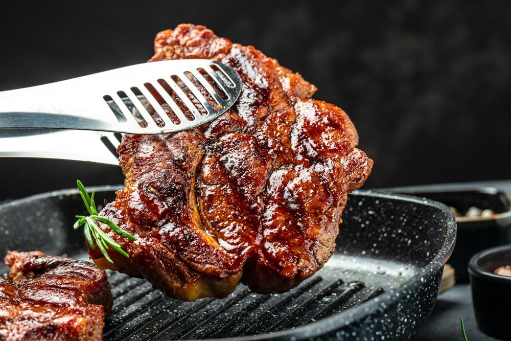 วิธีหมักหมูสเต๊กให้นุ่มและอร่อย วัตถุดิบสำคัญคือนมสด น้ำมันหอย และน้ำสับปะรด
