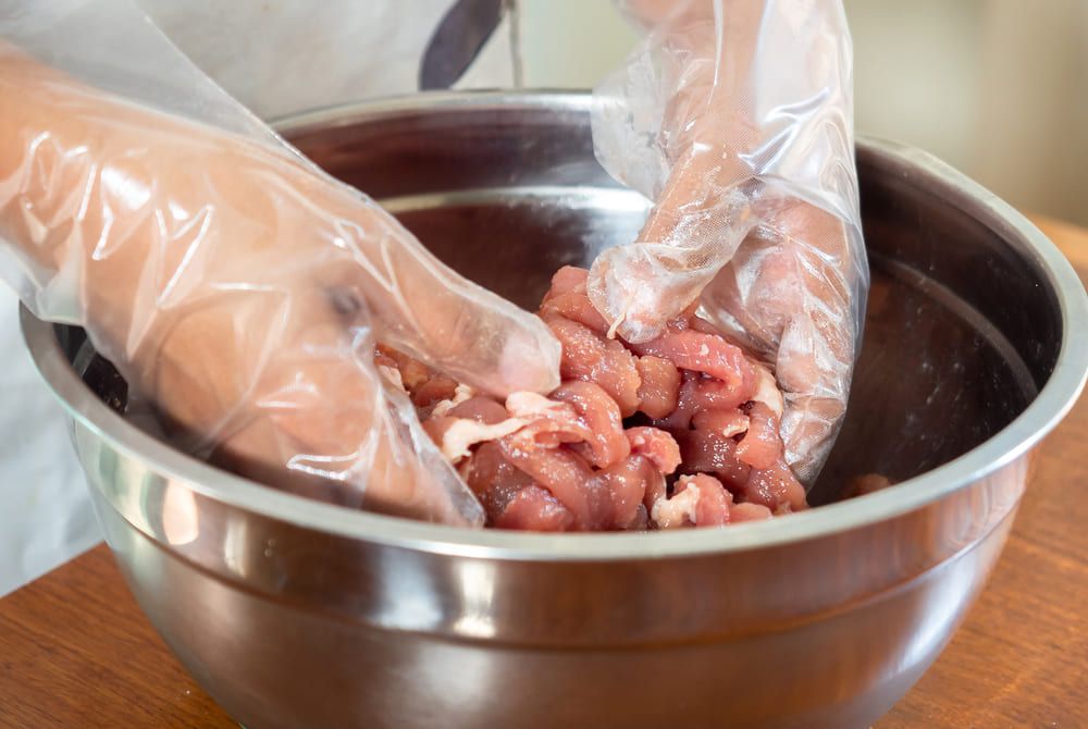 ชโลมวัตถุดิบให้ทั่วหมู จากนั้นก็เริ่มนวดเพื่อหมักหมูกระทะ