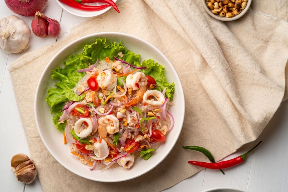 ยำรวมมิตรรสแซ่บ ใส่วุ้นเส้น กุ้ง ปลาหมึก หมูสับ ผักสด คลุกเคล้าน้ำยำรสจัดจ้าน