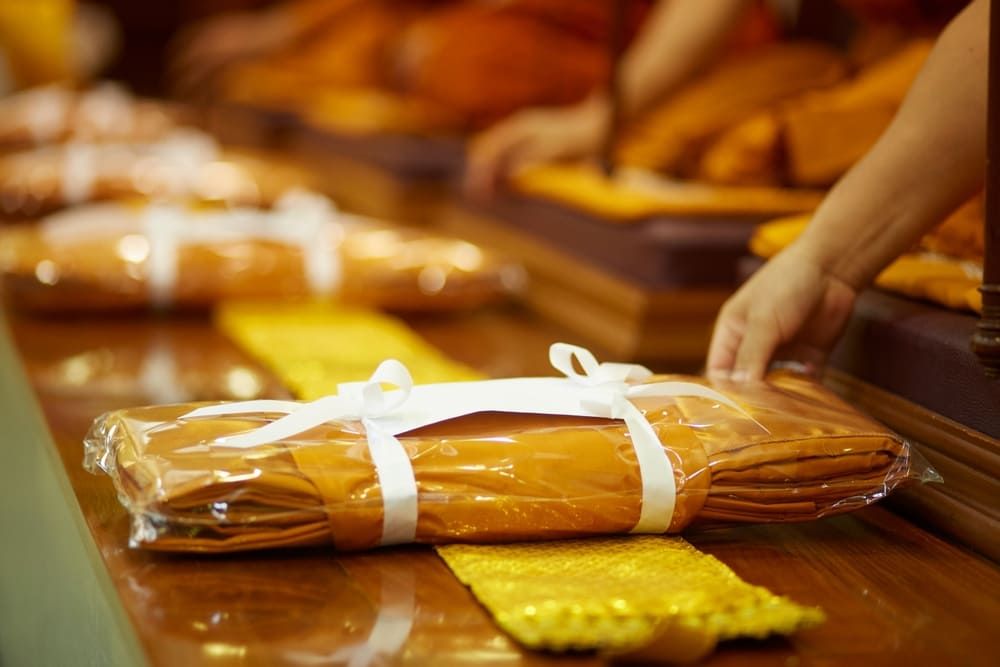 ผ้าไตรจีวร หนึ่งในของถวายของชุดสังฆทาน