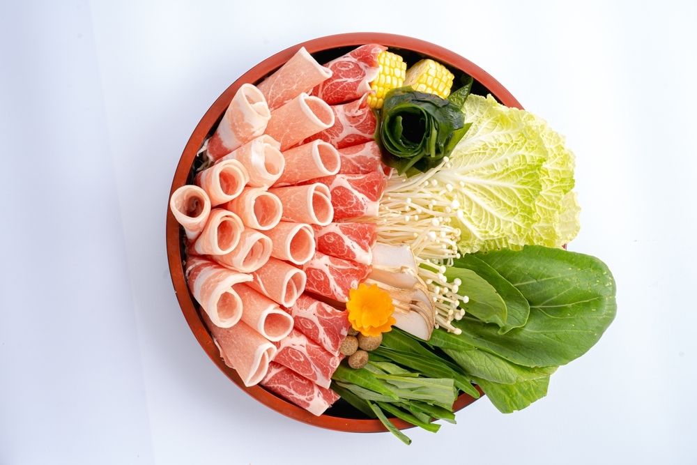 เนื้อสัตว์และผักที่เตรียมไว้สำหรับทำชาบูกินเองที่บ้าน