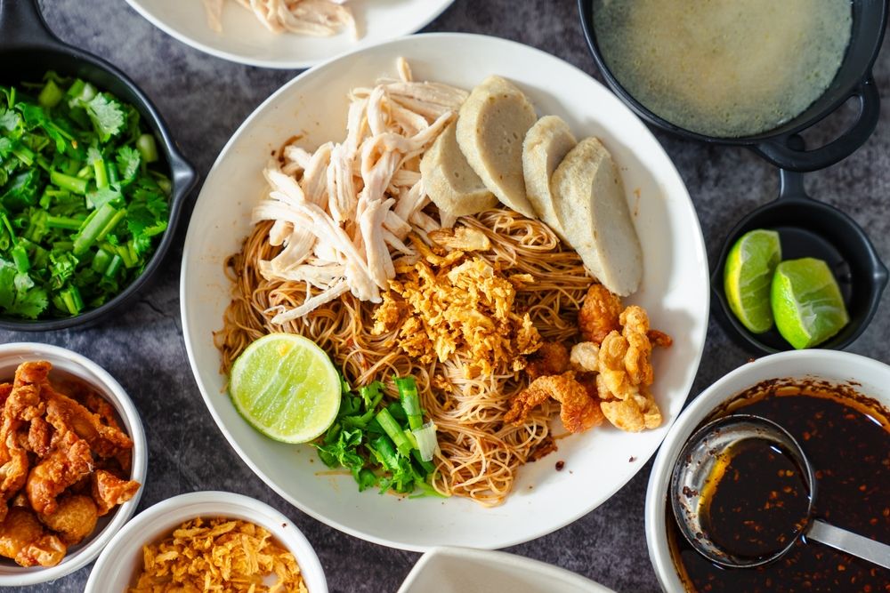 เมนูหมี่คลุกไก่ฉีก พร้อมท็อปปิงเครื่องเคียง