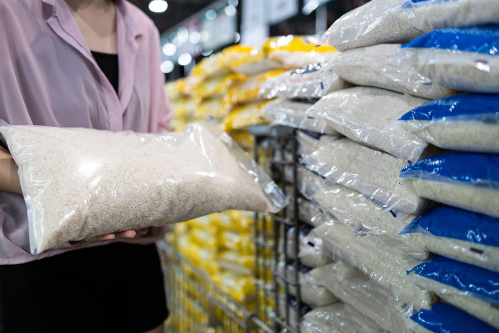 คนกำลังตัดสินใจว่าจะเลือกซื้อข้าวหอมมะลิยี่ห้อไหนดี